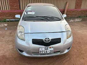 Toyota Yaris Base Hatchback 5dr 2010 Silver