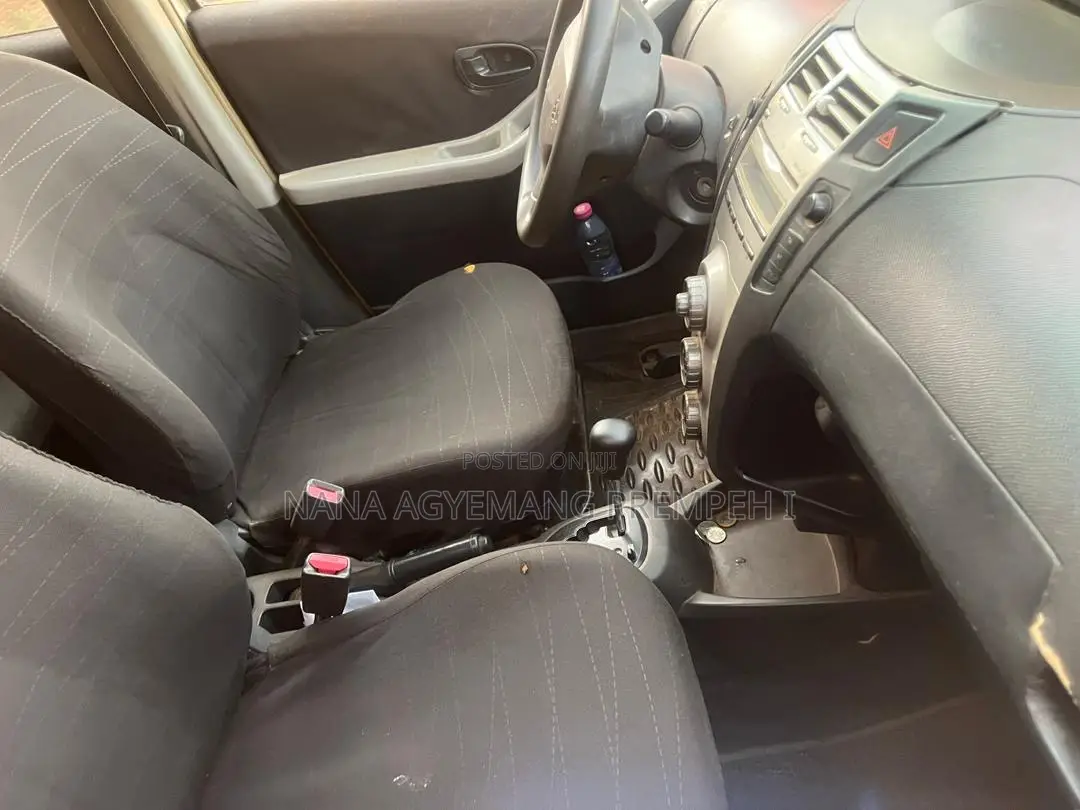 Toyota Yaris Base Hatchback 5dr 2010 Silver