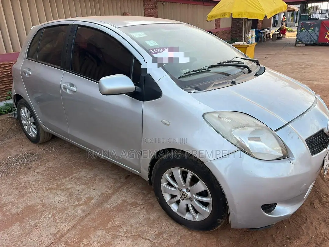 Toyota Yaris Base Hatchback 5dr 2010 Silver