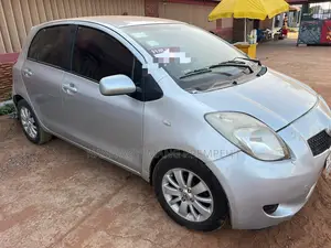 Toyota Yaris Base Hatchback 5dr 2010 Silver