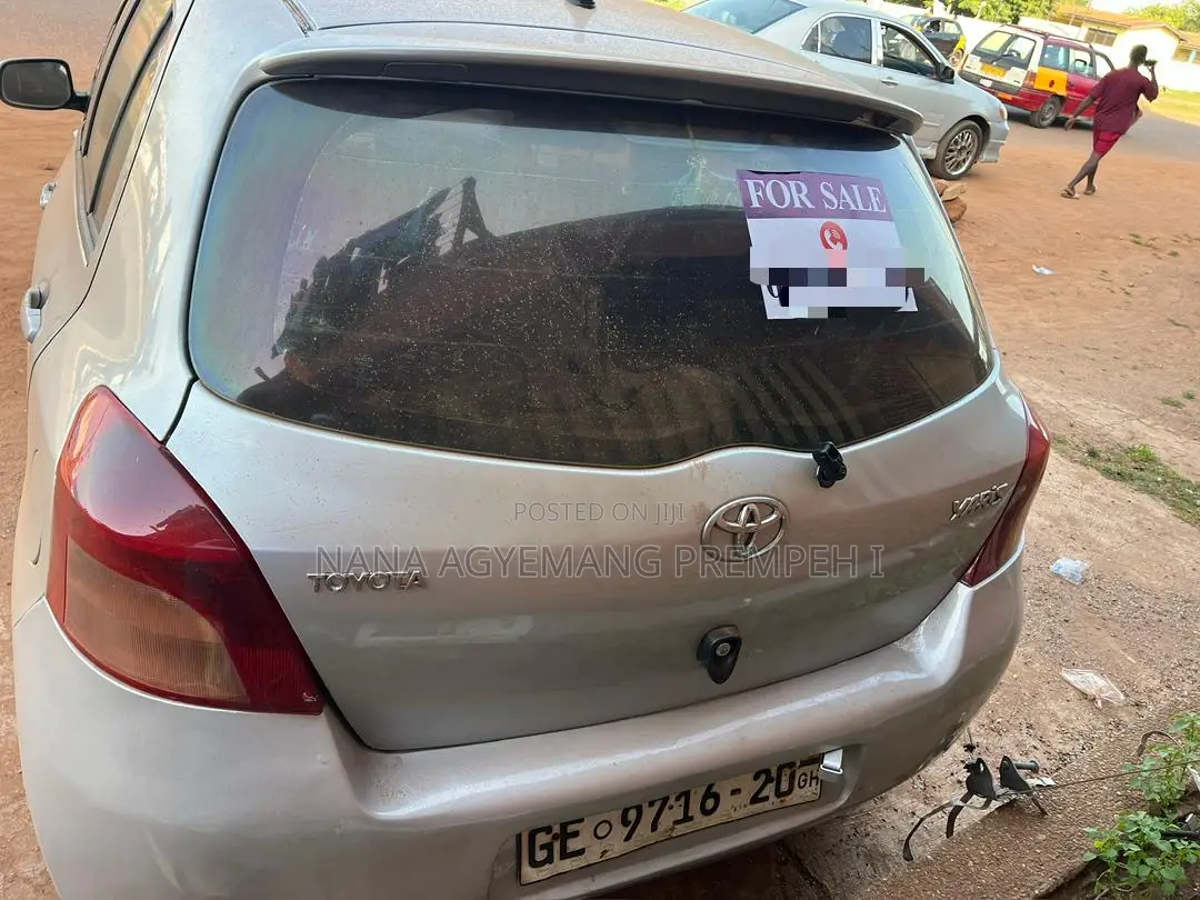 Toyota Yaris Base Hatchback 5dr 2010 Silver
