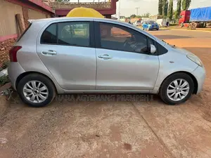Toyota Yaris Base Hatchback 5dr 2010 Silver