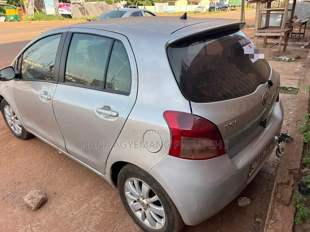 Toyota Yaris Base Hatchback 5dr 2010 Silver