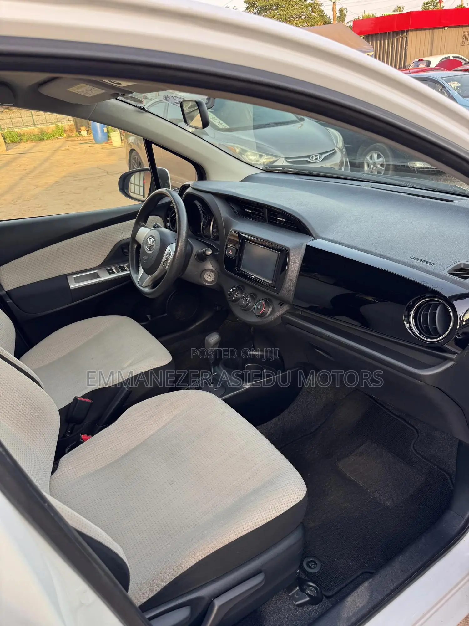 Toyota Vitz 1.3 FWD 5dr 2015 White