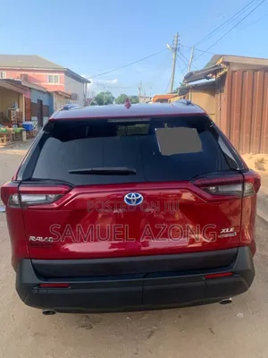 Toyota RAV4 XLE 2021 Red