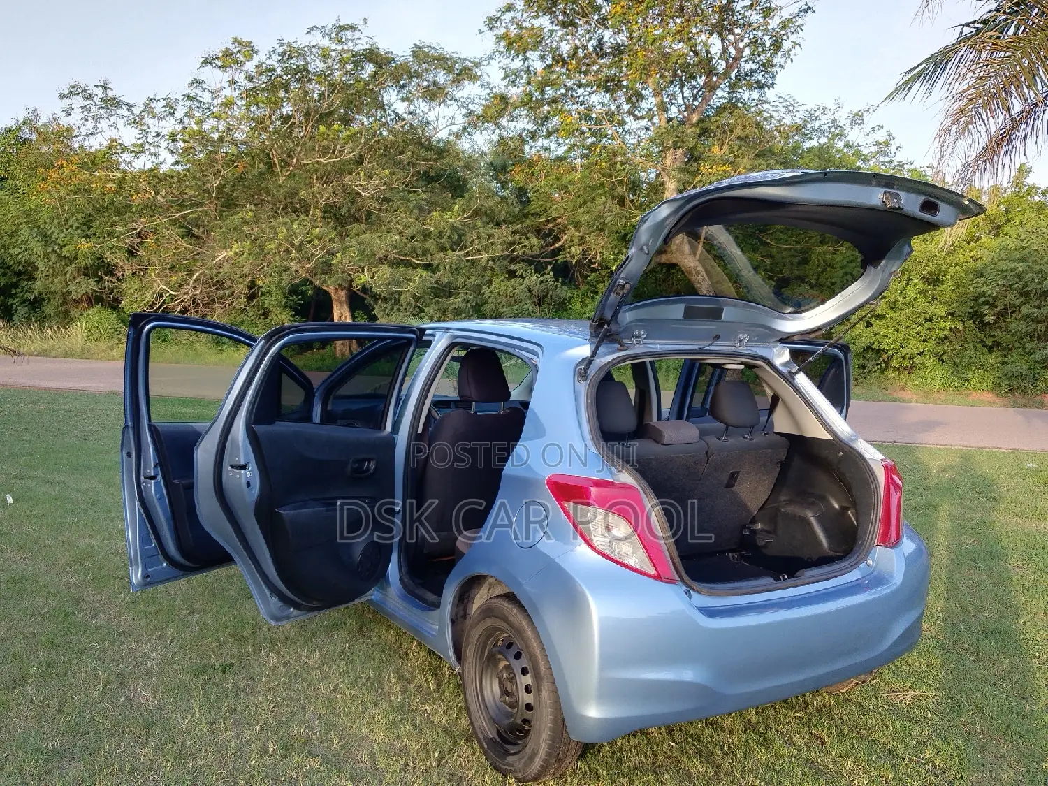 Toyota Vitz 1.3 FWD 5dr 2012 Blue