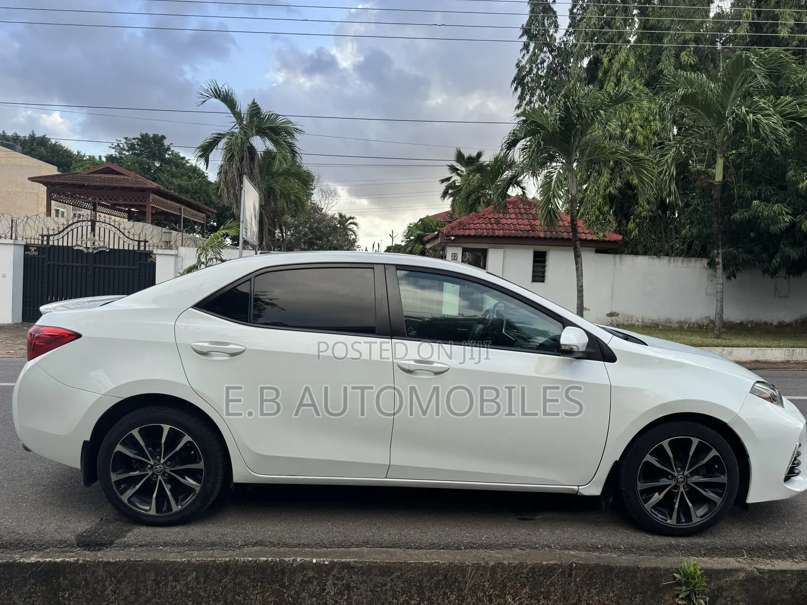 Toyota Corolla XSE 4dr Sedan (1.8L 4cyl CVT) 2017 White