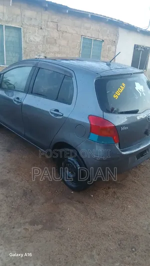 Toyota Vitz 1.3 AWD 5dr 2010 Beige