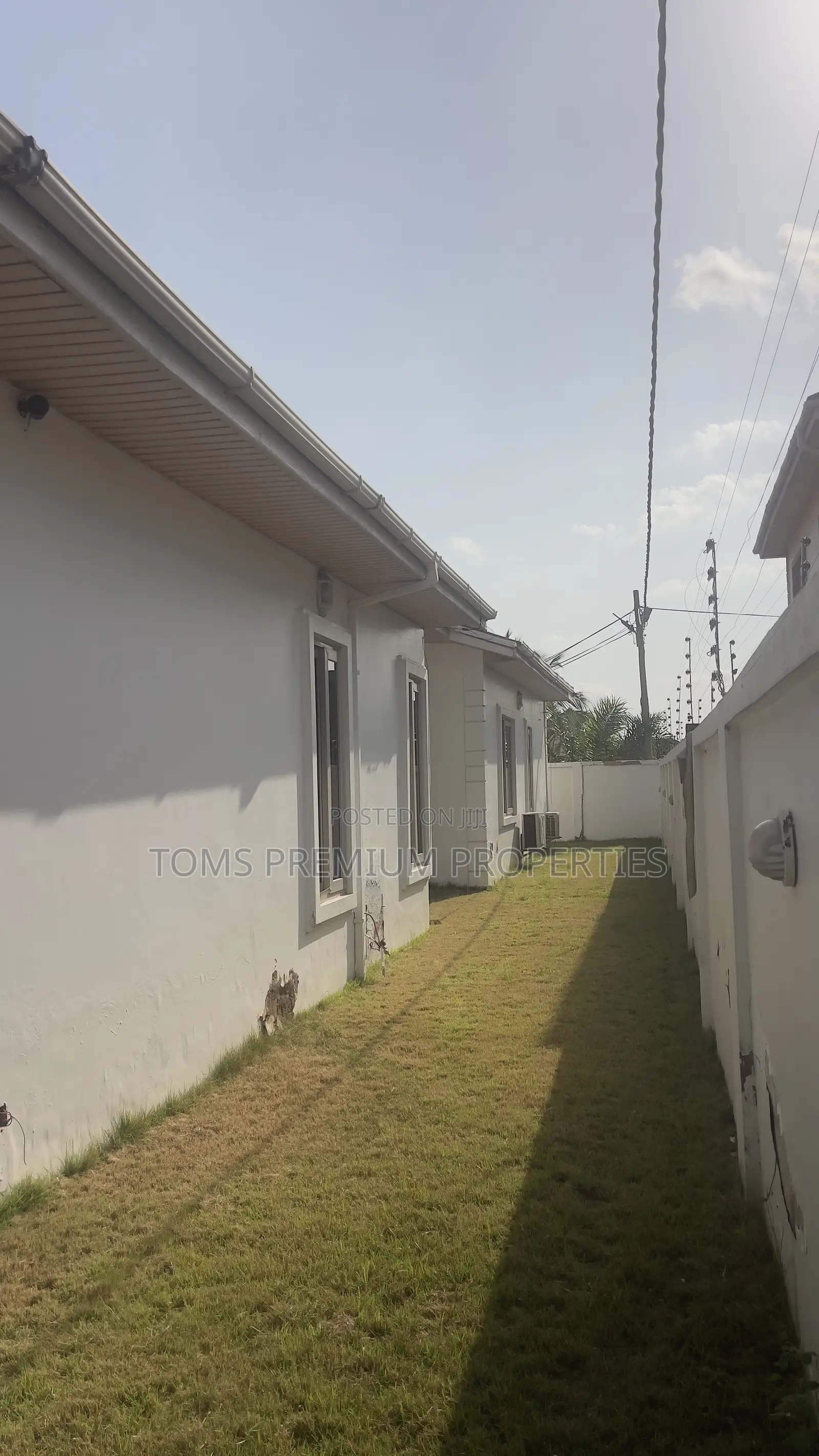 6bdrm Mansion in American House, East Legon for rent