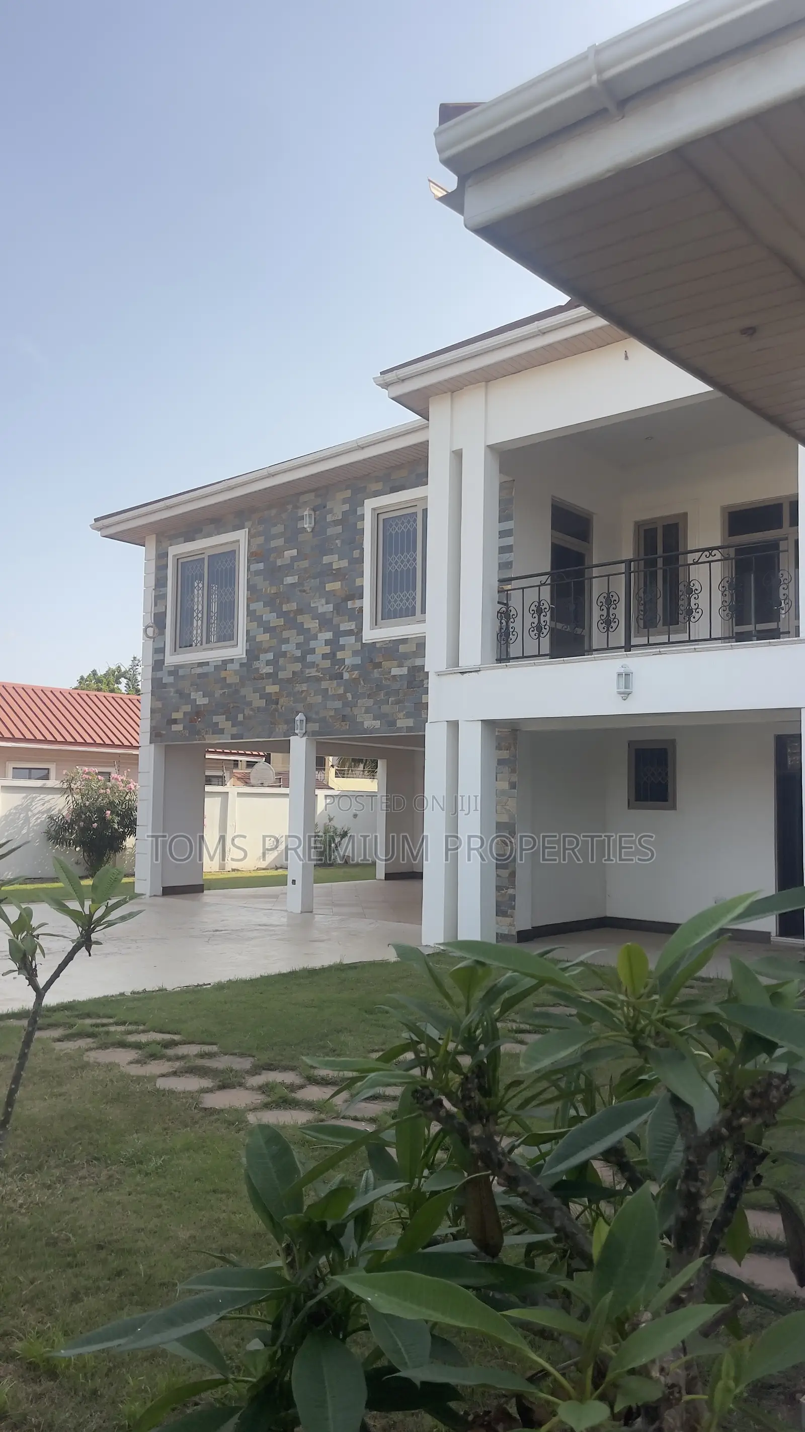 6bdrm Mansion in American House, East Legon for rent