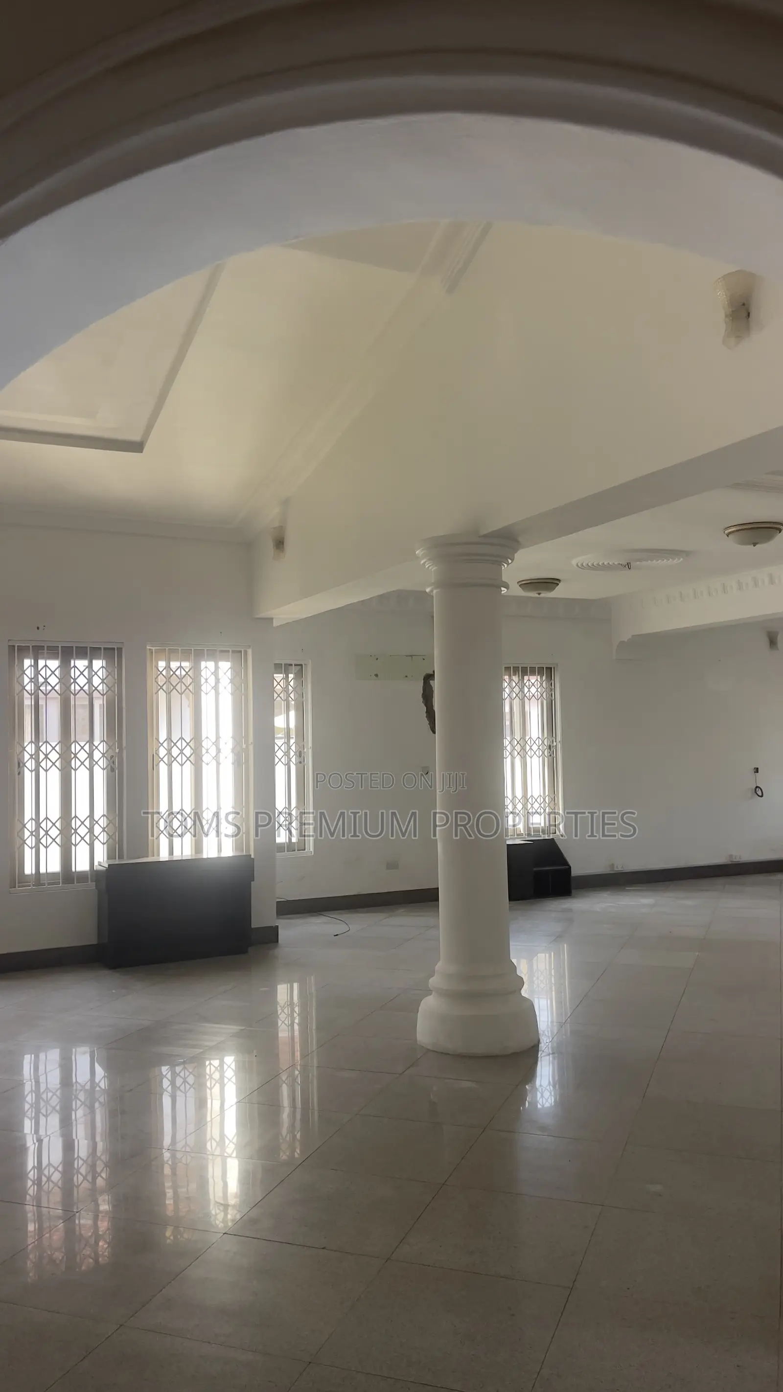 6bdrm Mansion in American House, East Legon for rent