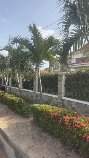 6bdrm Mansion in American House, East Legon for rent