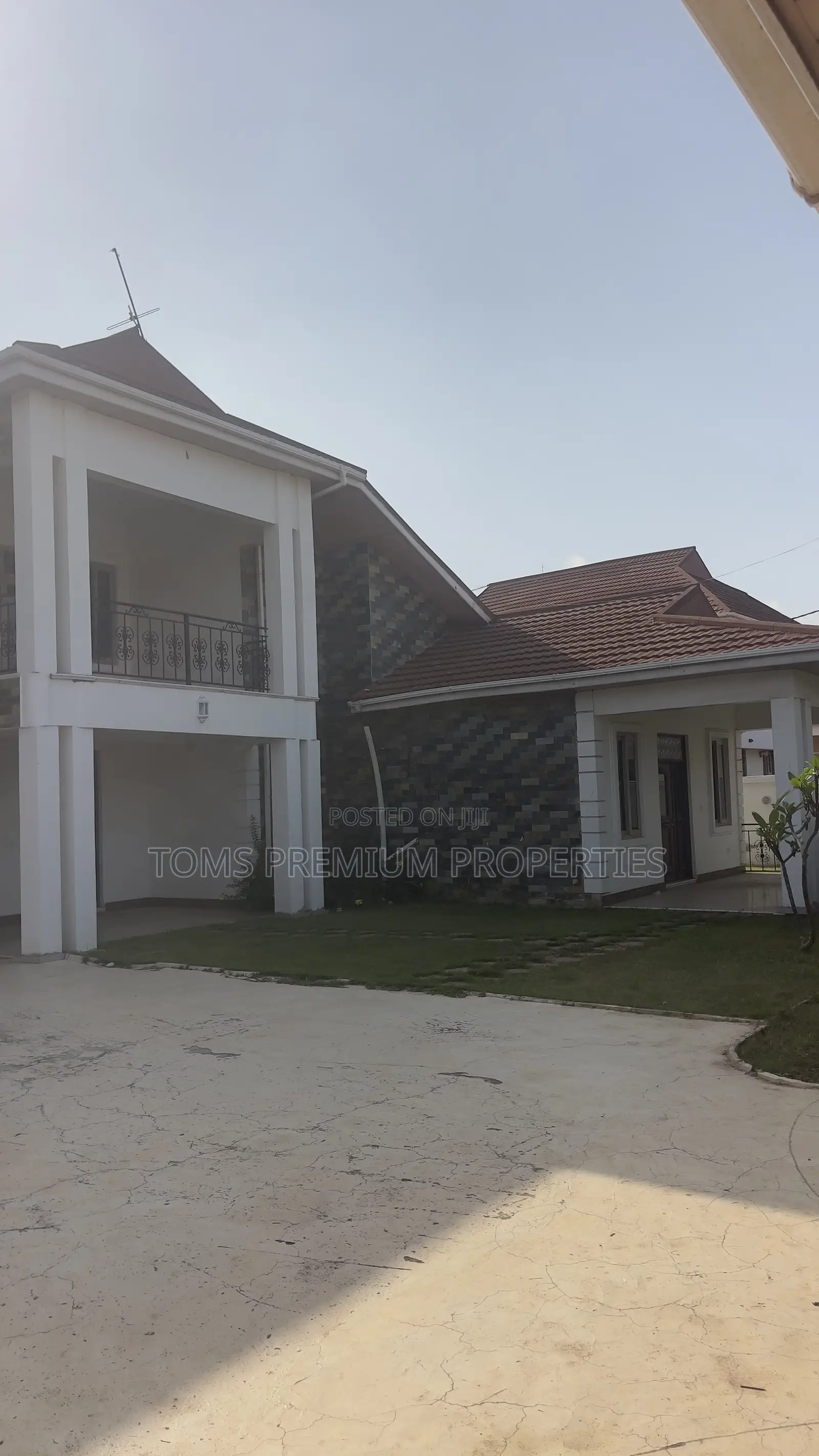6bdrm Mansion in American House, East Legon for rent