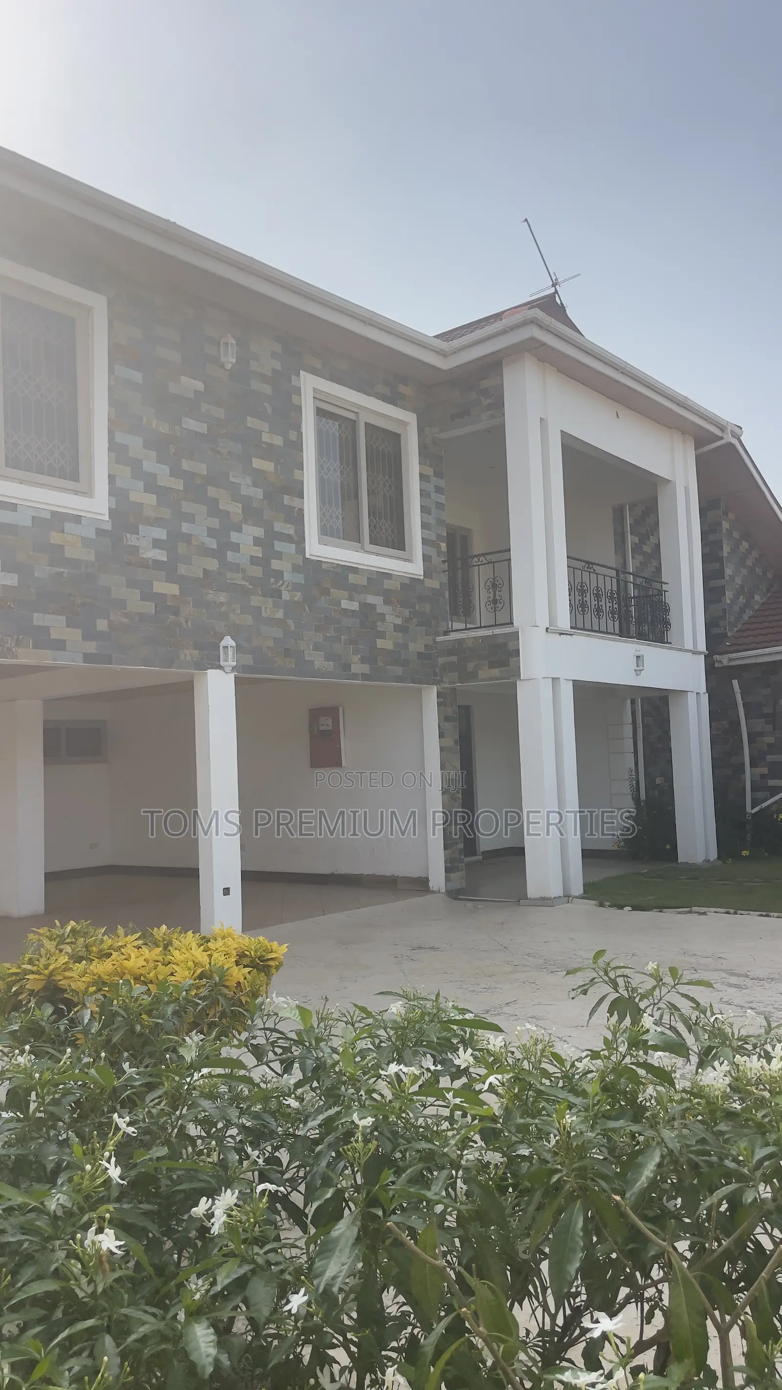6bdrm Mansion in American House, East Legon for rent