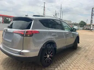 Toyota RAV4 LE AWD (2.5L 4cyl 6A) 2017 Silver