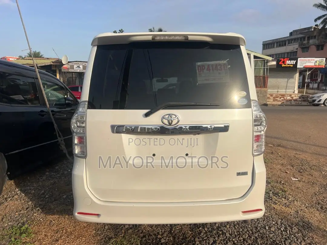Toyota Voxy 2013 White