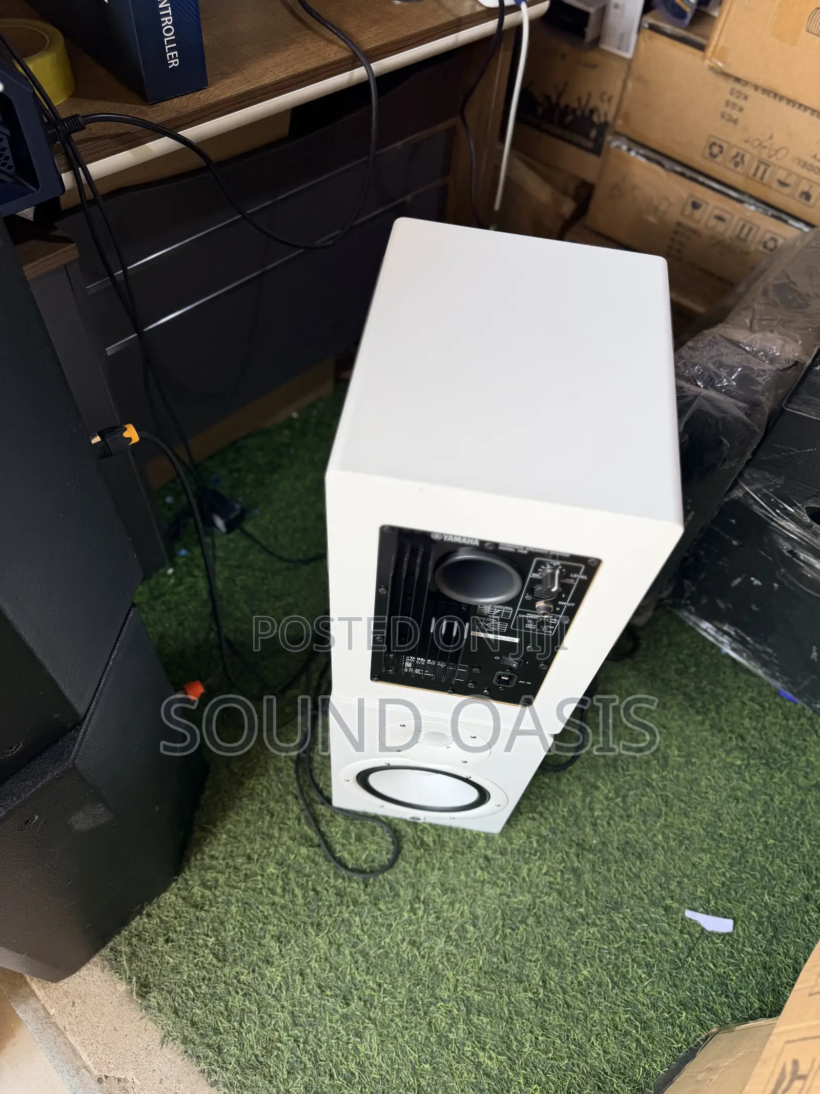 White Yamaha Hs8 Powered Studio Monitor
