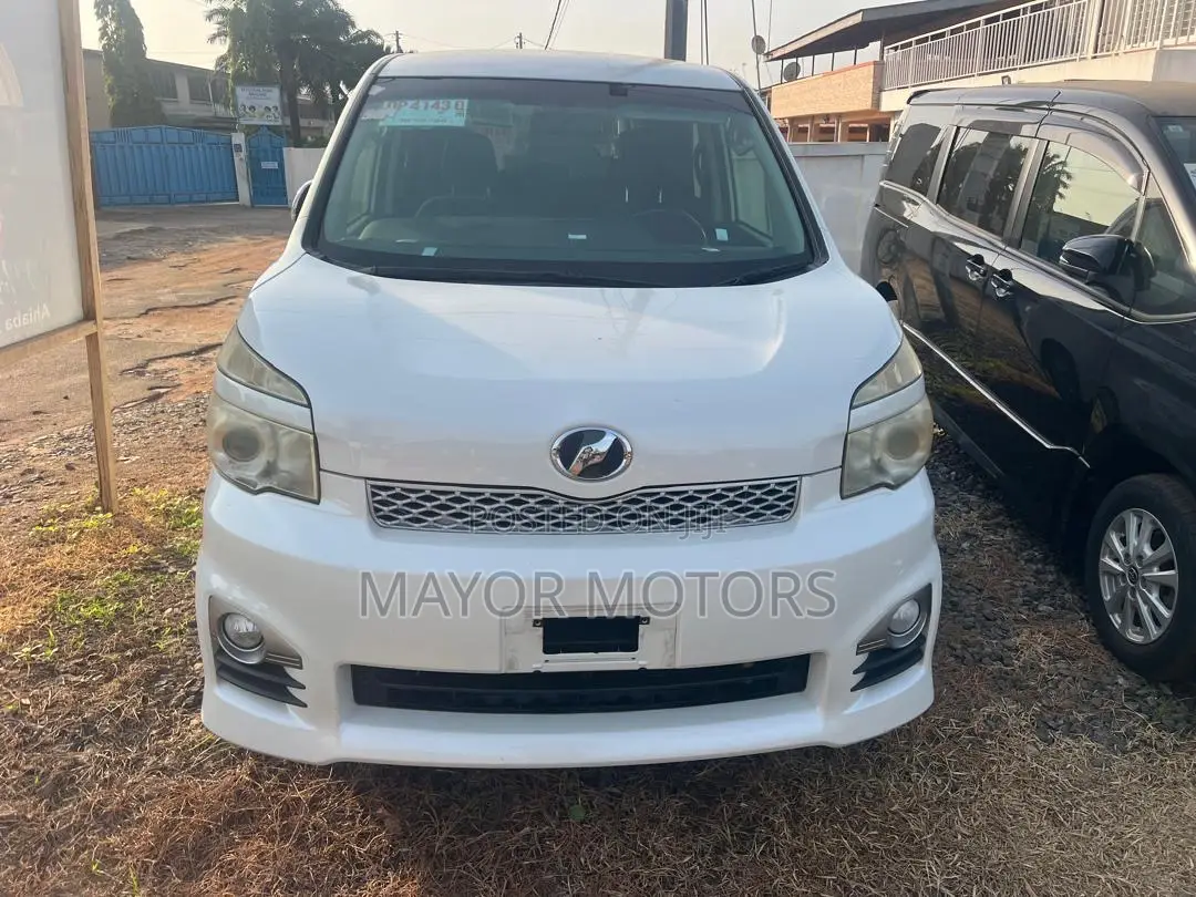 Toyota Voxy 2013 White