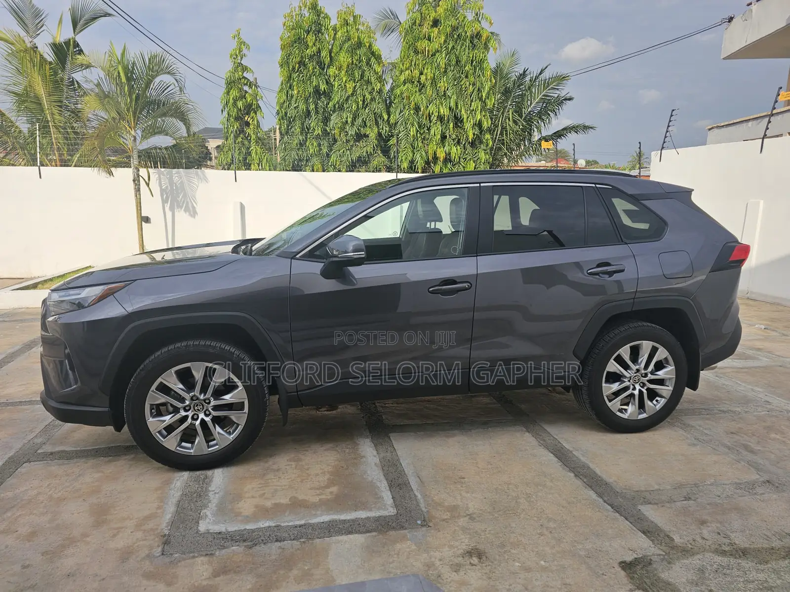 Toyota RAV4 XLE Premium AWD 2024 Gray