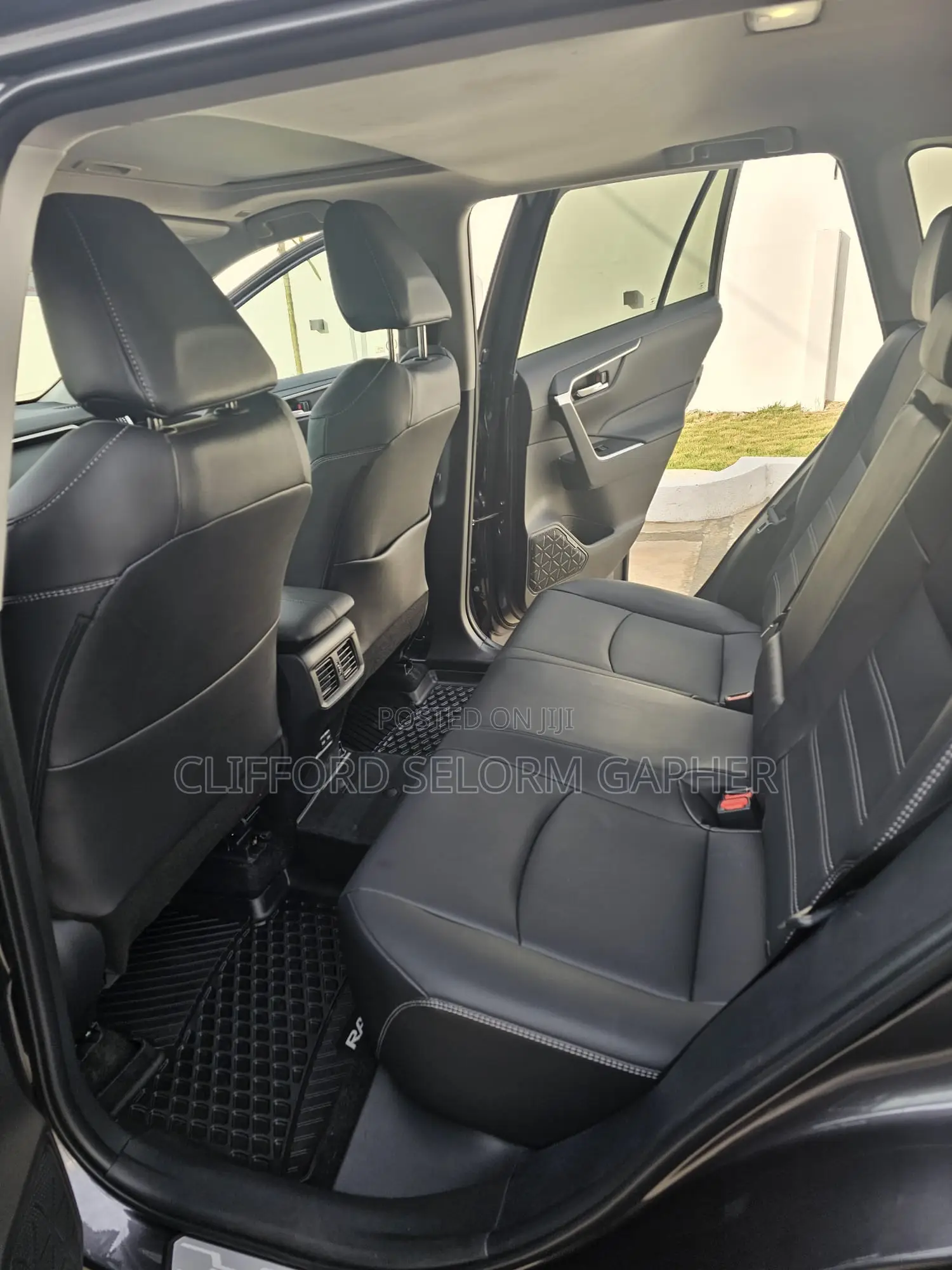 Toyota RAV4 XLE Premium AWD 2024 Gray
