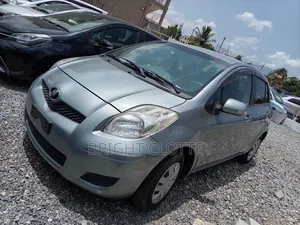 Toyota Vitz 1.3 FWD 3dr 2010 Silver
