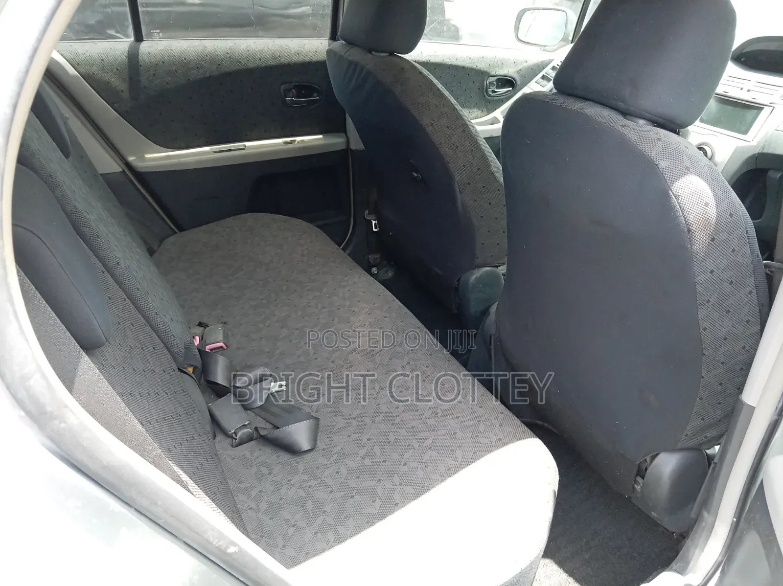 Toyota Vitz 1.3 FWD 3dr 2010 Silver