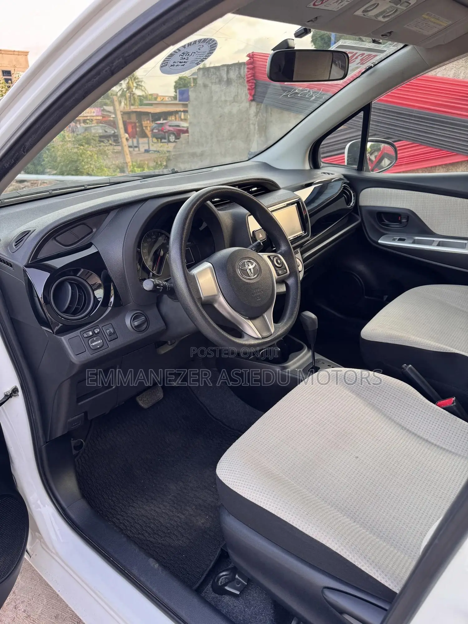 Toyota Vitz 1.3 FWD 5dr 2014 White