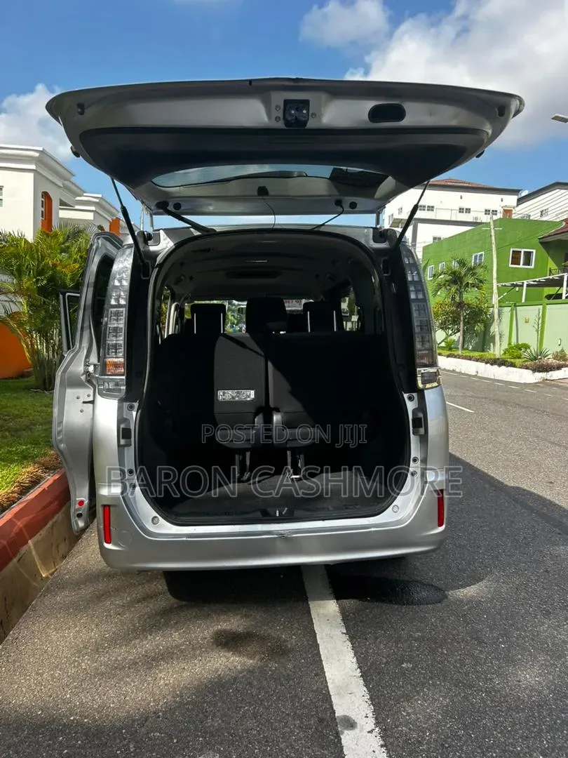 Toyota Voxy 2016 Silver