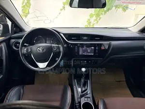 Toyota Corolla SE (1.8L 4cyl 2A) 2018 Blue