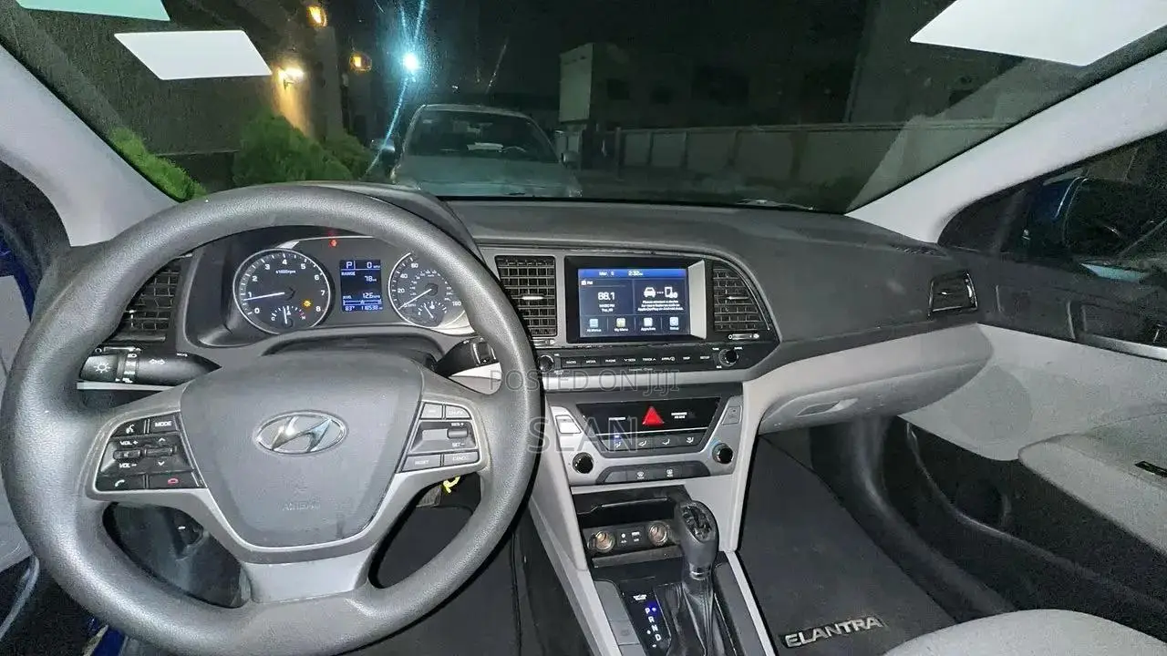 Hyundai Elantra Limited Sedan FWD (2.0L 4cyl 6A) 2017 Blue