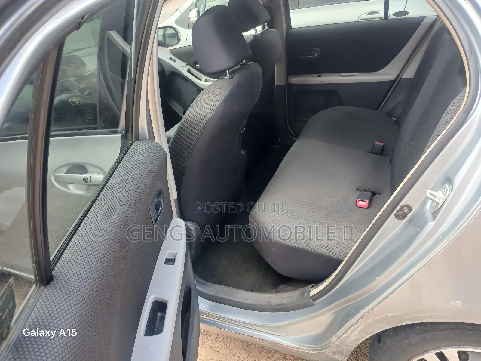 Toyota Vitz 2010 Silver
