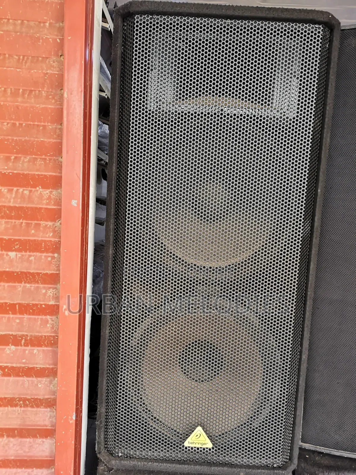 Behringer Eurolive Vp2520 Passive 2000-Watt Dual 15-Inch Pa Speaker