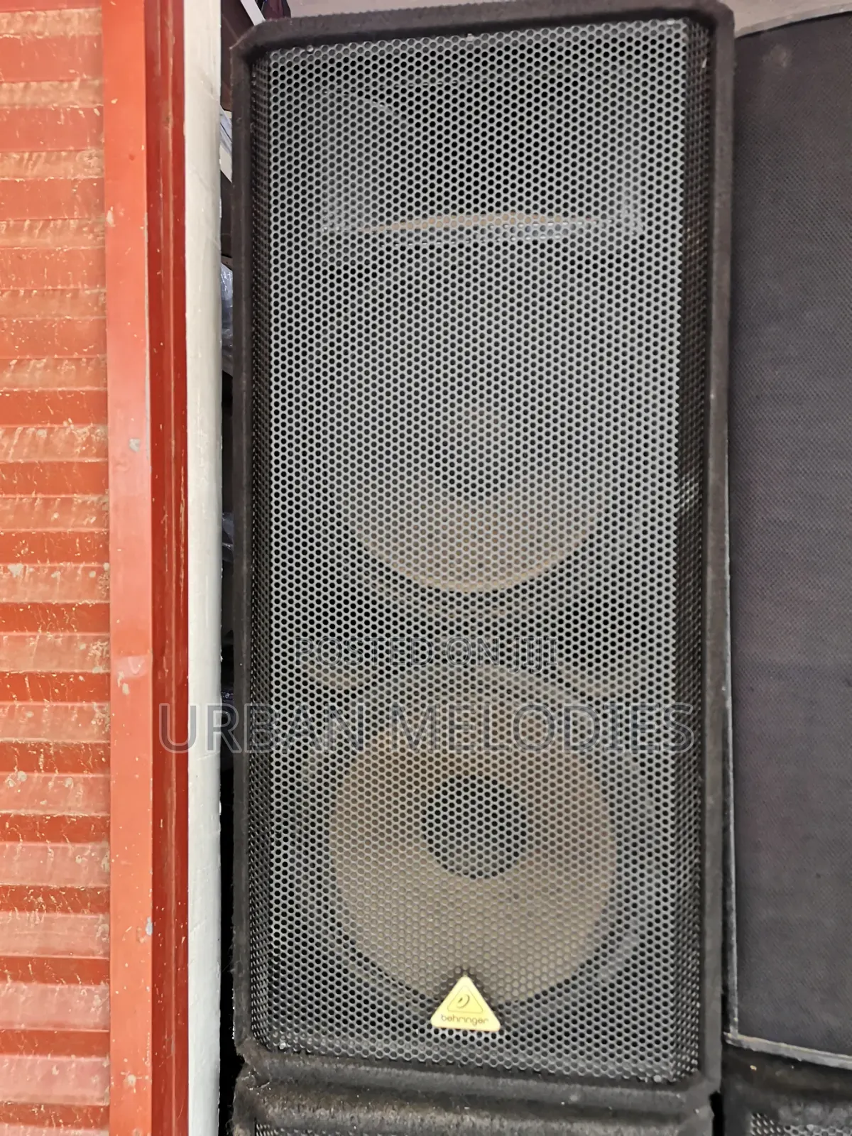 Behringer Eurolive Vp2520 Passive 2000-Watt Dual 15-Inch Pa Speaker