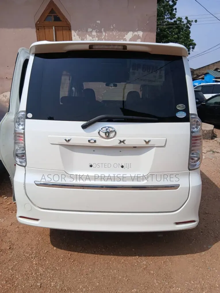 Toyota Voxy 2014 White