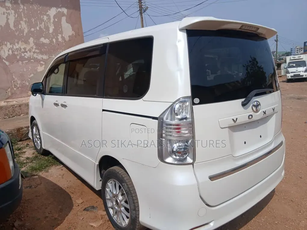 Toyota Voxy 2014 White