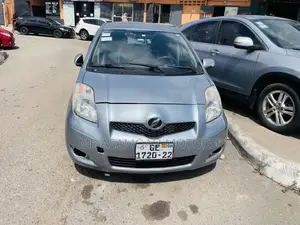 Toyota Vitz 1.0 FWD 5dr 2010 Gray