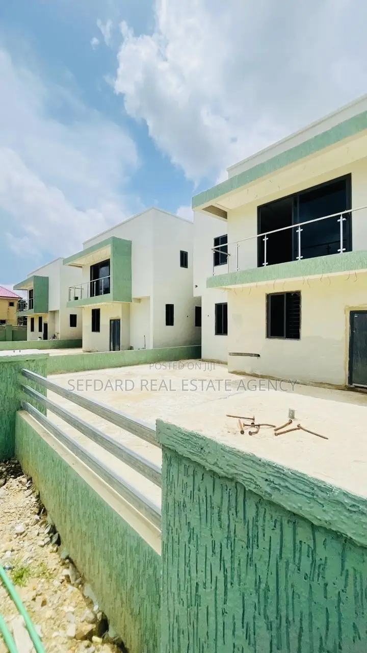 4bdrm Duplex in Sefdard Properties, Achimota for sale