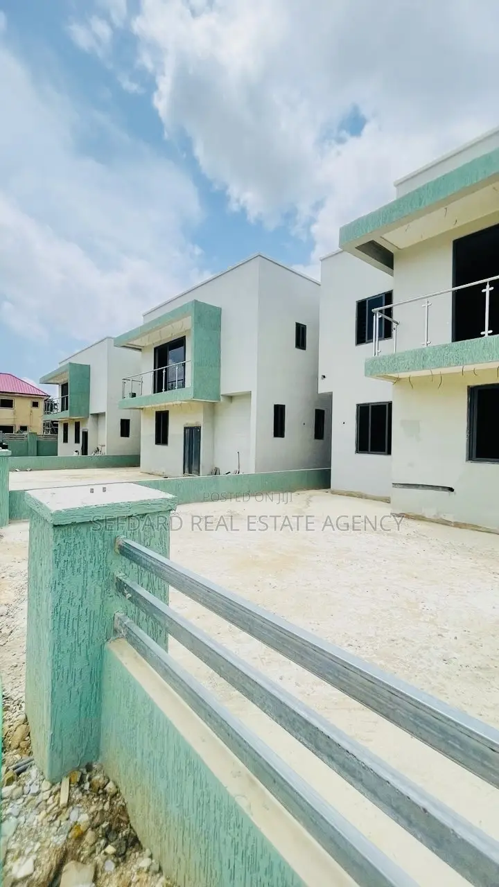 4bdrm Duplex in Sefdard Properties, Achimota for sale