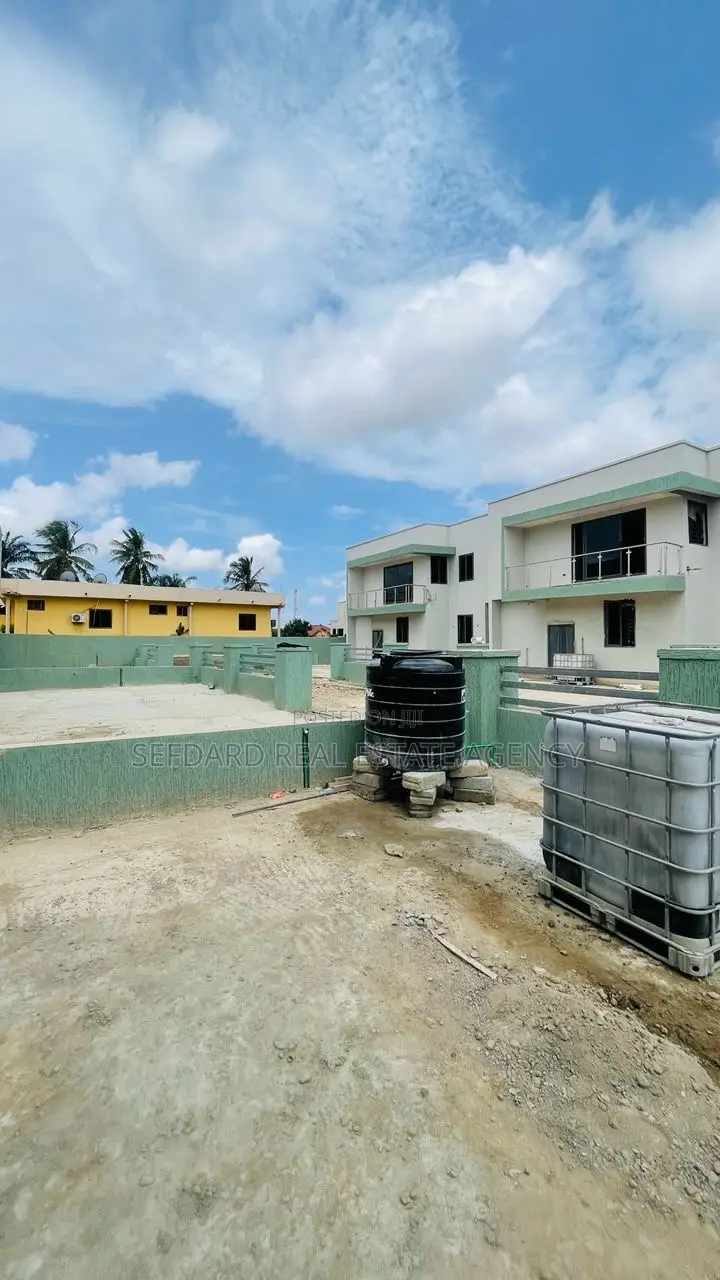 4bdrm Duplex in Sefdard Properties, Achimota for sale