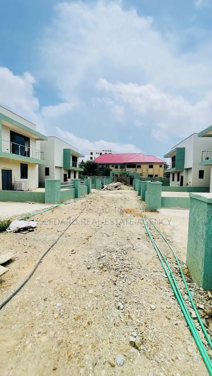 4bdrm Duplex in Sefdard Properties, Achimota for sale