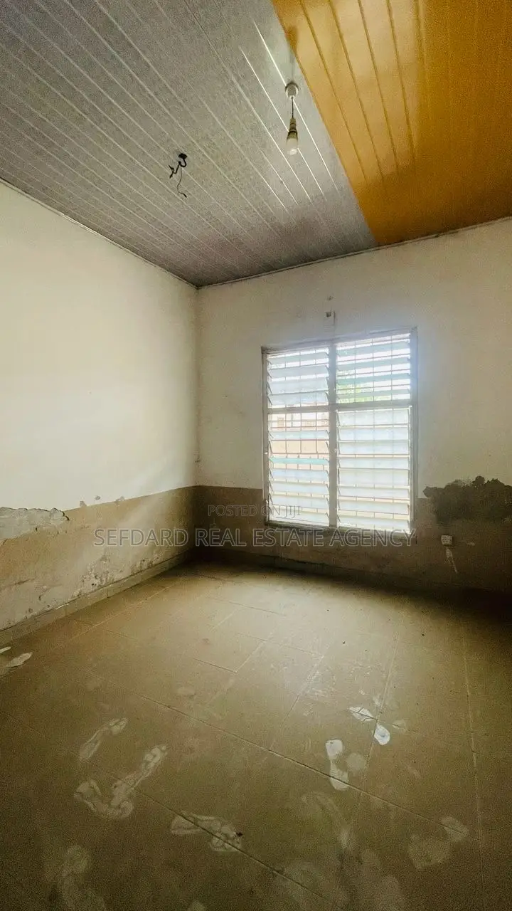 7bdrm House in Sefdard Properties, Mile 7 for sale