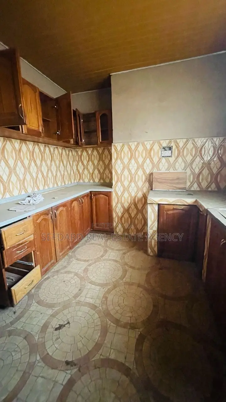 7bdrm House in Sefdard Properties, Mile 7 for sale