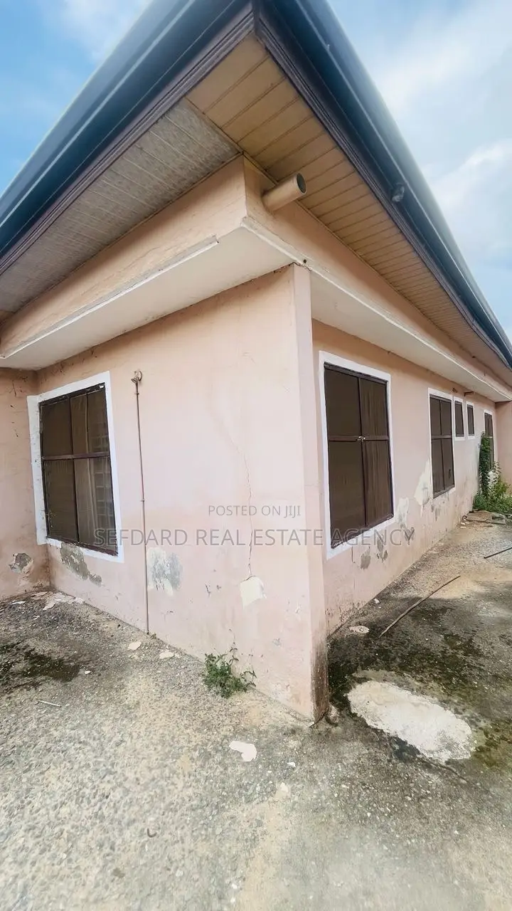 7bdrm House in Sefdard Properties, Mile 7 for sale