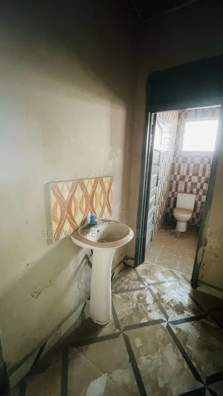 7bdrm House in Sefdard Properties, Mile 7 for sale