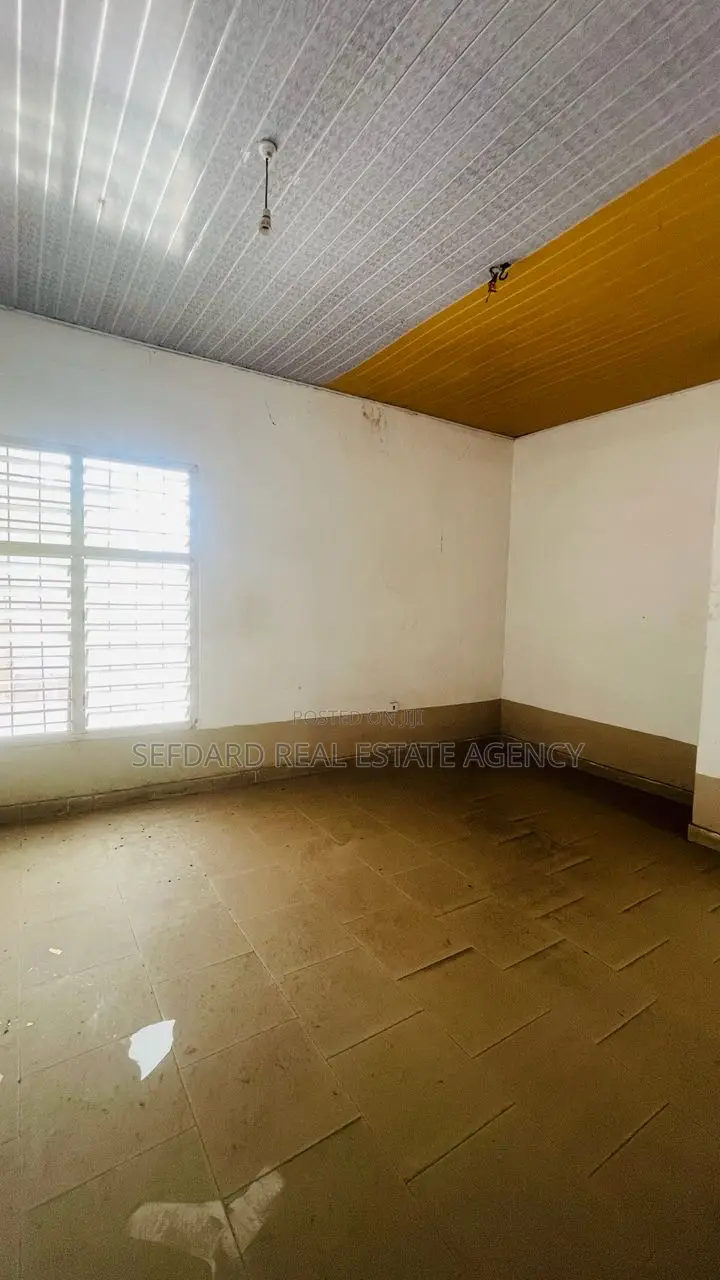 7bdrm House in Sefdard Properties, Mile 7 for sale