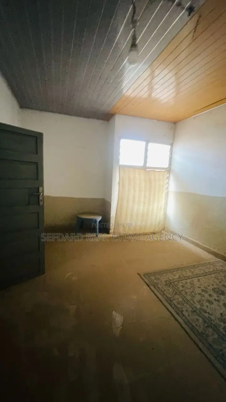 7bdrm House in Sefdard Properties, Mile 7 for sale