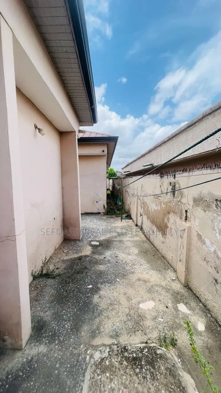 7bdrm House in Sefdard Properties, Mile 7 for sale