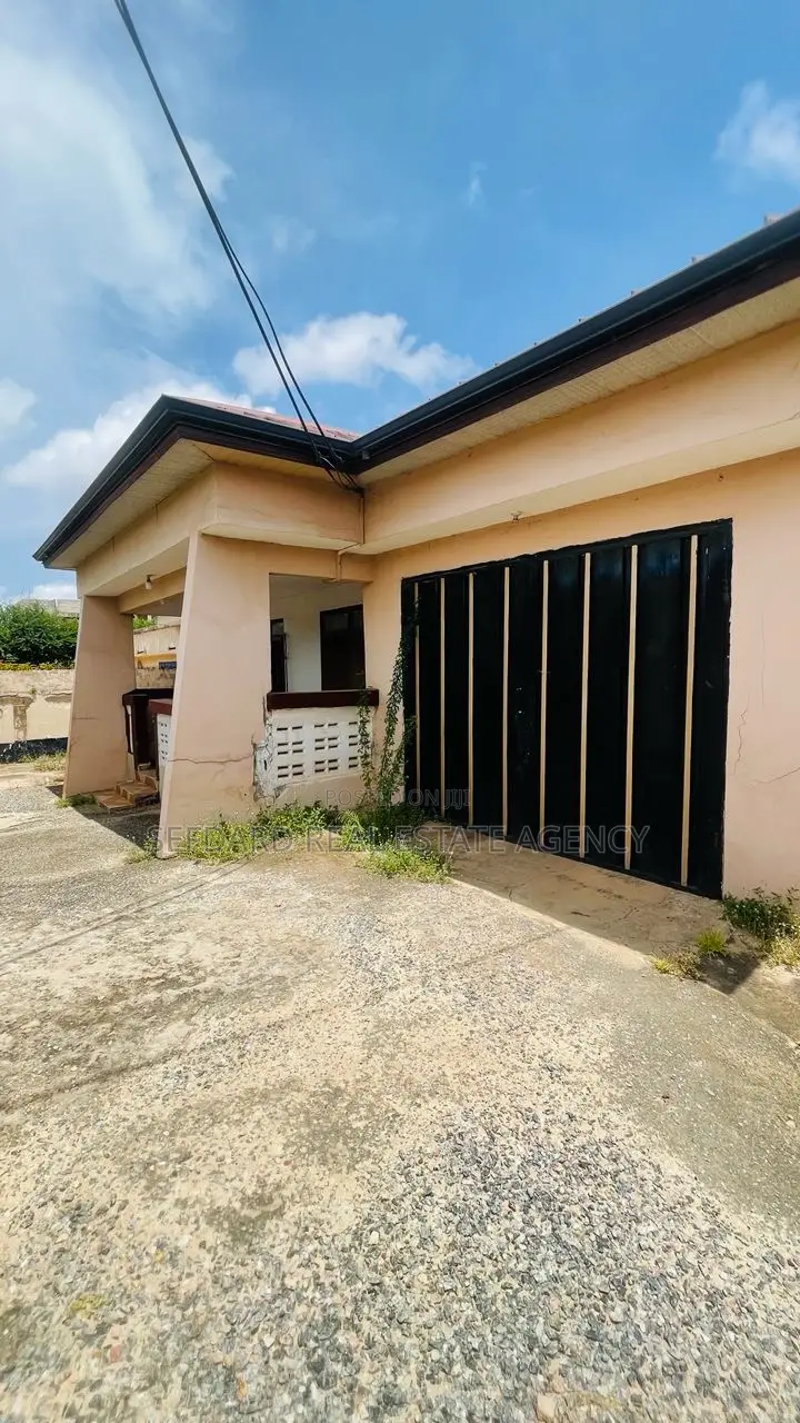 7bdrm House in Sefdard Properties, Mile 7 for sale