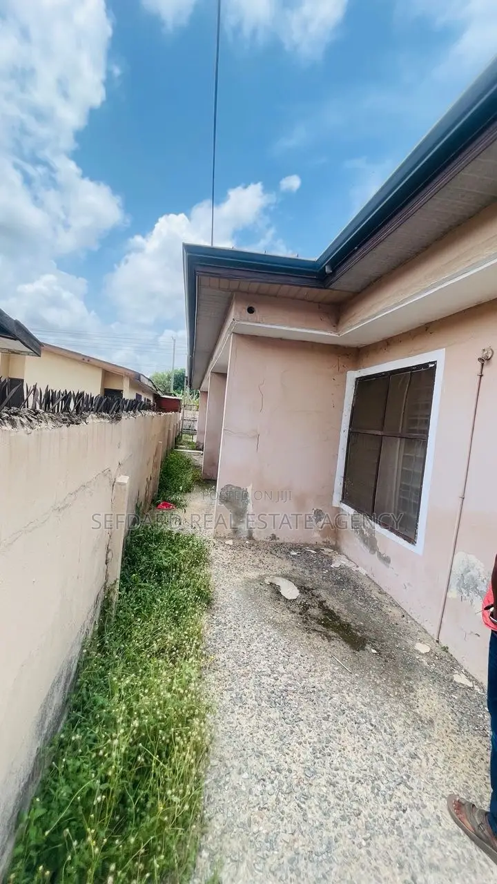 7bdrm House in Sefdard Properties, Mile 7 for sale