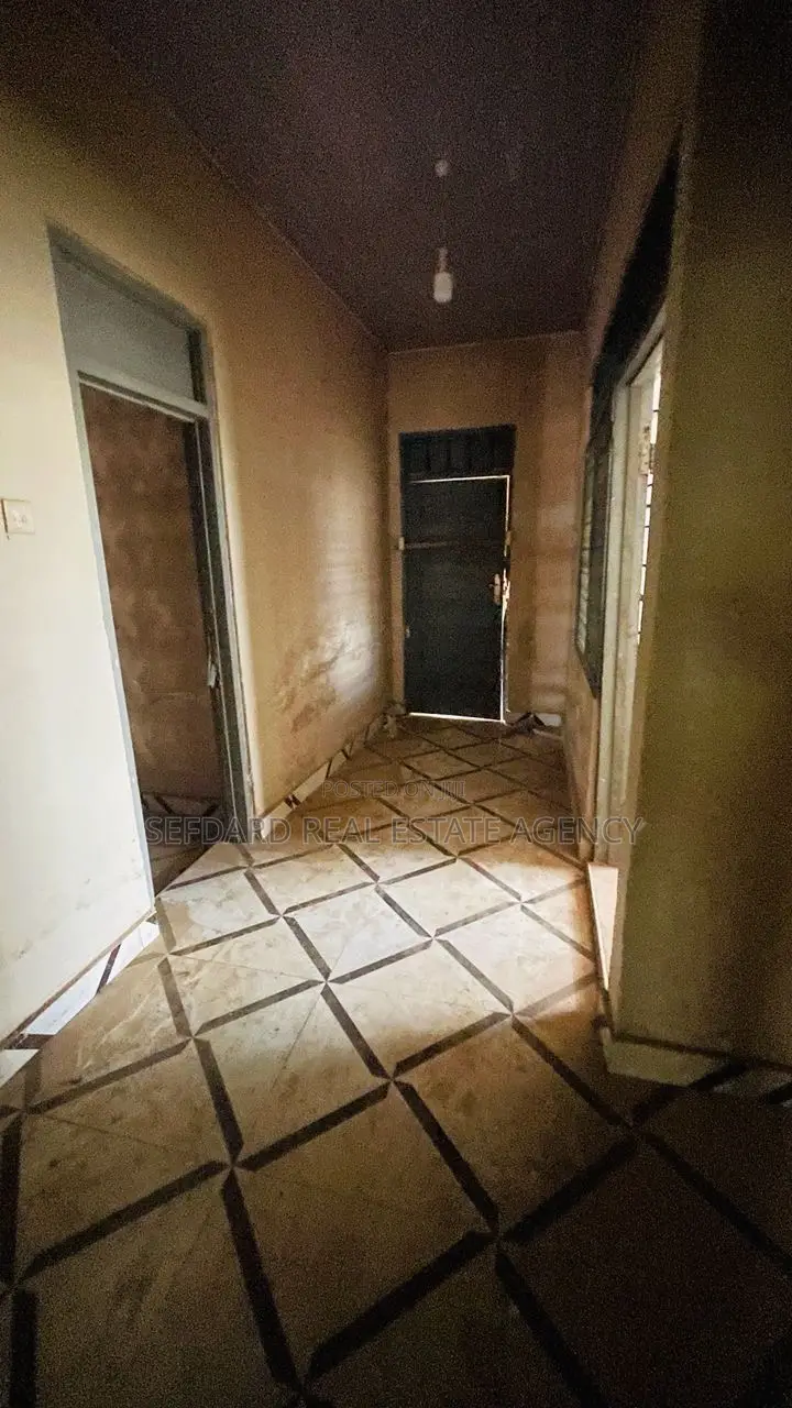7bdrm House in Sefdard Properties, Mile 7 for sale